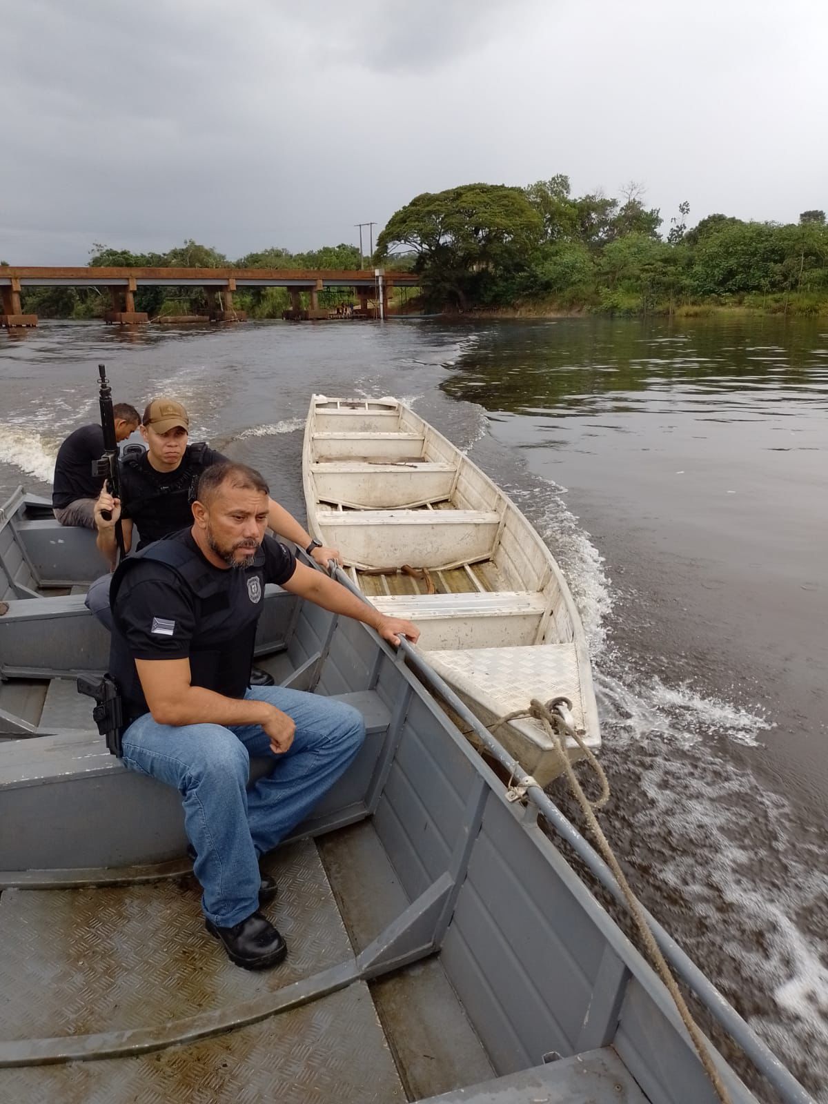 EM SERRA DO NAVIO, POLÍCIA CIVIL AUXILIA ICMBIO A RECUPERAR EMBARCAÇÃO DESAPARECIDA